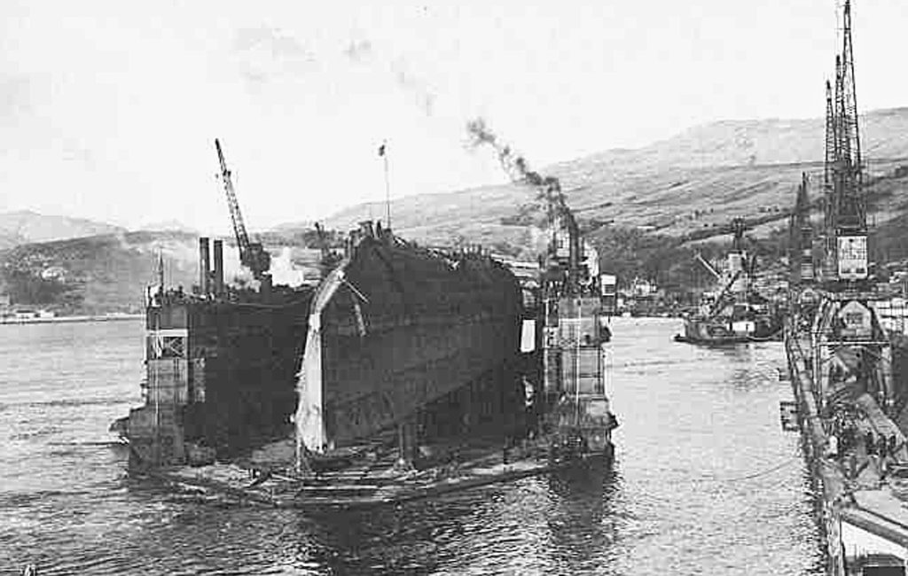 Derfflinger arriving at the breaker's yard. In the background, work has already started on Iron Duke. 