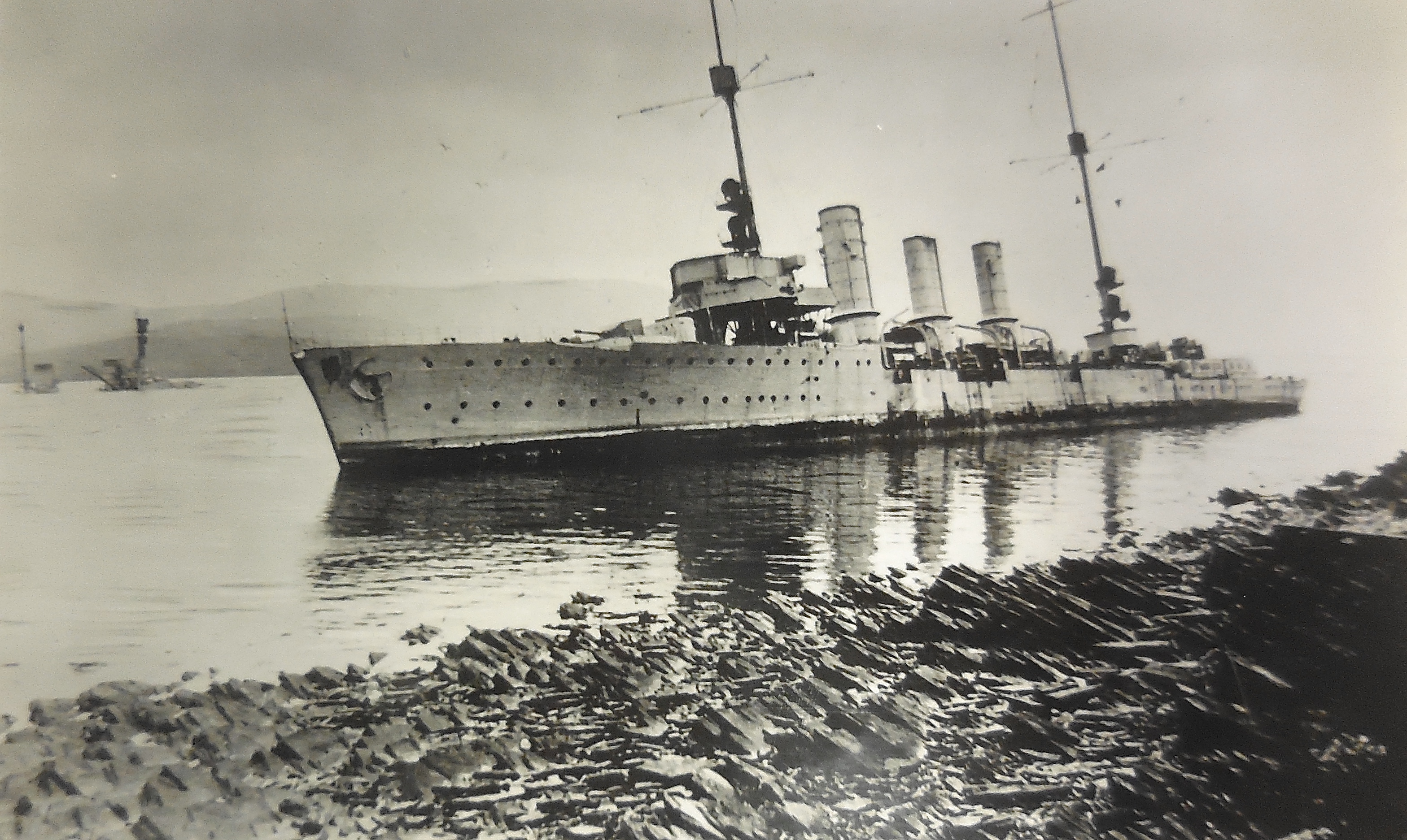 Nurnberg aground at Cava. Hindenburg in background. L 7330/2. 941.09 B